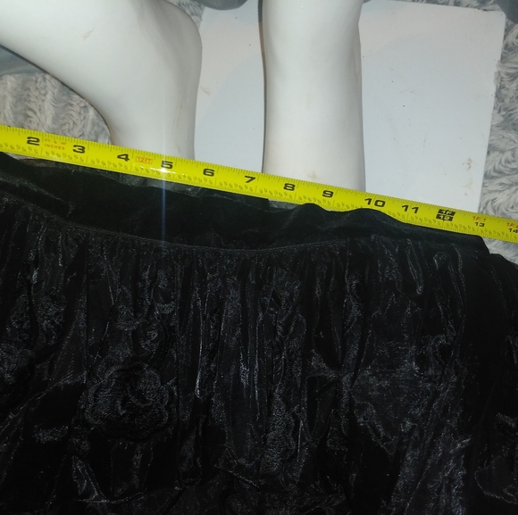 NWT Beautiful full bodied lace skirt lined - Picture 4 of 8